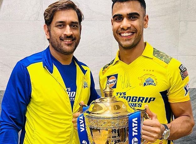 Rajvardhan Hangargekar with the CSK captain MS Dhoni after winning the IPL 2023 title (Image Credits: Rajvardhan Hangargekar's Instagram)